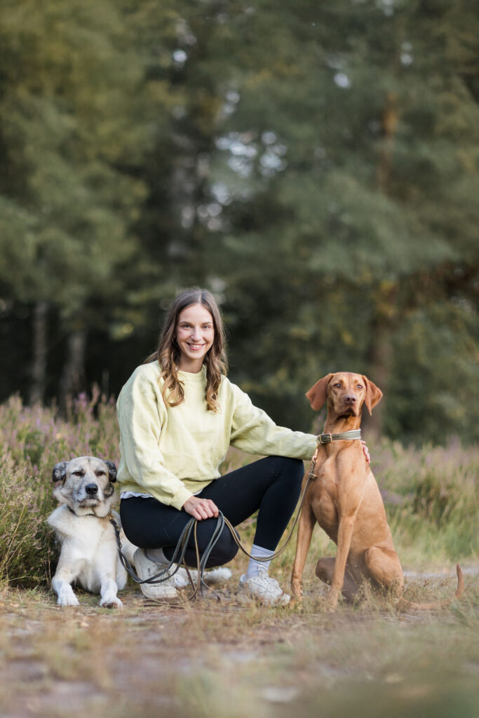 Hundetrainerin Rebecca Stanka mit ihren beiden Hunden Emmi und Oskar in Münster